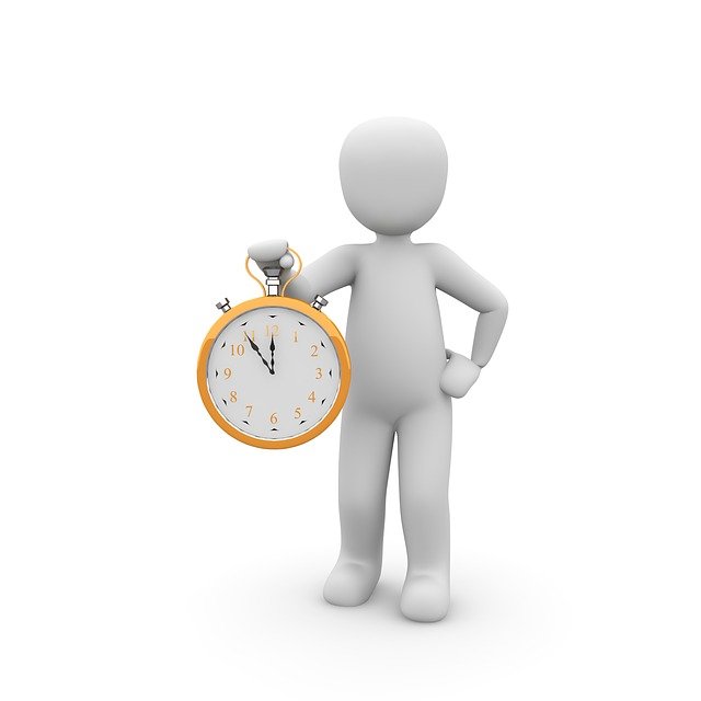 Weißes Männchen mit Uhr